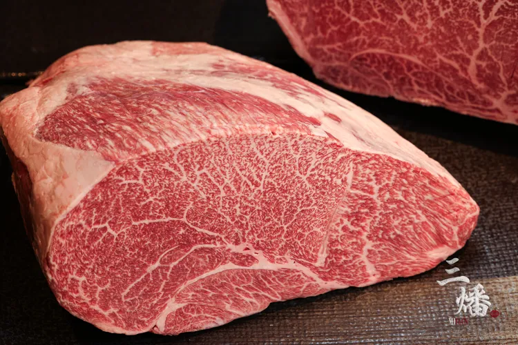 此次的壽喜燒放題活動，選用來自日本的A5和牛、每頭牛只能切出兩公斤的「臀肉芯」部位。業者提供