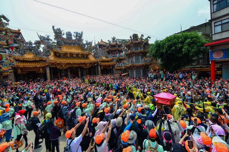 大甲媽祖遶境、白沙屯媽祖進香，是國內每年兩大宗教盛事，圖為日前白沙屯媽祖停駕大甲鎮瀾宮的盛況。翻攝大甲鎮瀾宮臉書