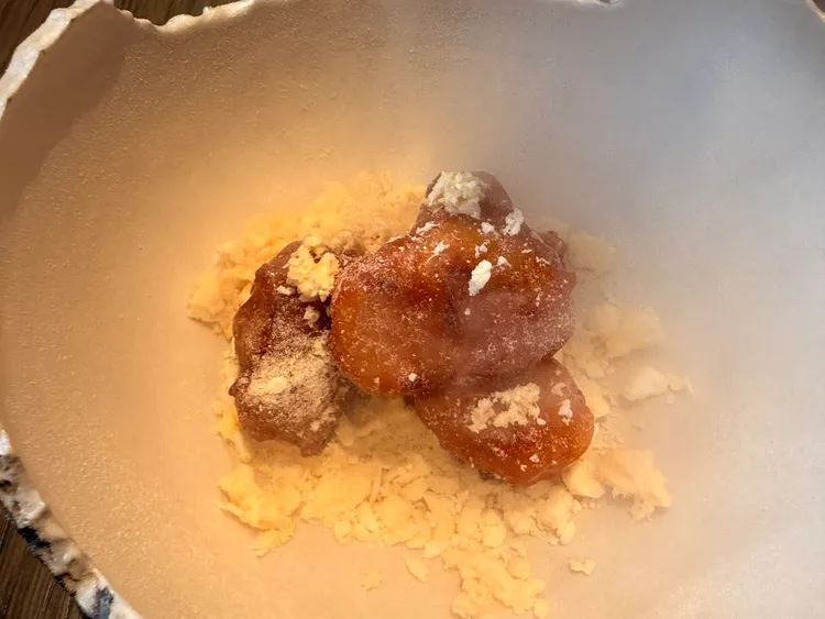 波蘿冰鎮咕咾肉利用液態氮將鳳梨汁急速冷凍成冰沙。陳揚盛攝