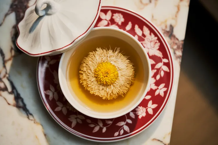 「菊花豆腐甜湯」豆腐如絲綻放，展現袁主廚細膩刀工之美。業者提供