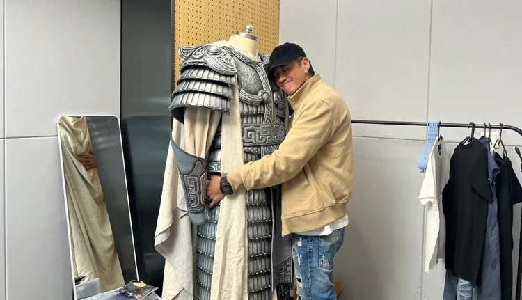 何潤東看到復刻的一比一項羽盔甲很感動。翻攝何潤東微博