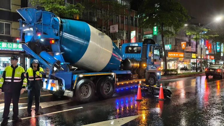 警方於現場調查。翻攝畫面