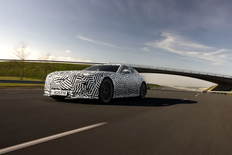 高階車型搭載智慧扭力分配系統與三具輸出電動馬達，可提供超過1,000PS的馬力與1,300Nm的最大動力表現。原廠照片