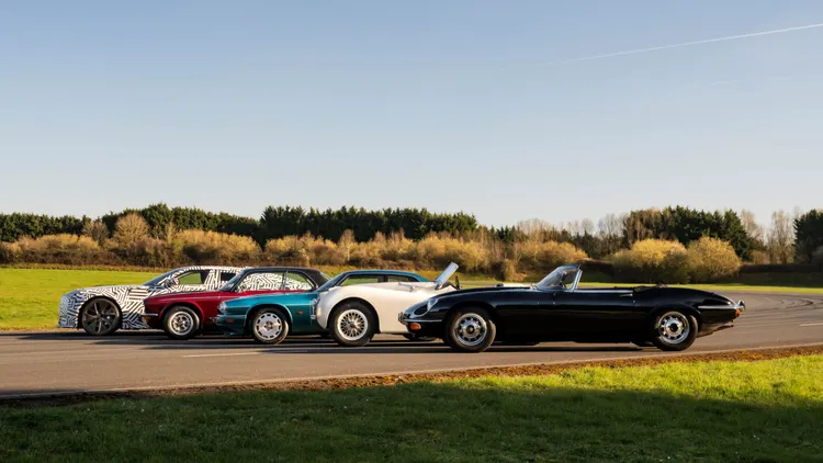 Jaguar全新GT長車頭與低車頂的線條設計，在打破電動車設計常規的同時，致敬了發展沿革裡指標車款的經典外型。原廠照片