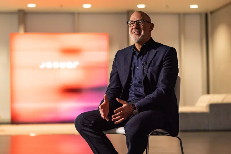 Jaguar總經理，Rawdon Glover表示：「從一開始，我們研發的目標十分明確，就是打造出一部真正的Jaguar。我們重新審視品牌悠久的歷史淵源與發展脈絡，感受其中的精隨，協助我們打造出Jaguar史上科技最先進的車款。」原廠照片