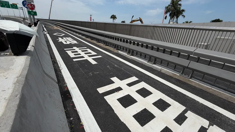 機車專用道是採全段寬度2.5米，僅部分一旁護欄有阻尼器路段標線內縮。曾佳俊攝