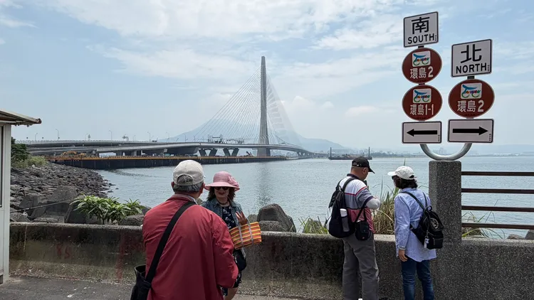 淡江大橋受風面積大又位於河流與海洋交界處，風向變化劇烈，未來開車過橋，風壓恐是一大考驗。曾佳俊攝