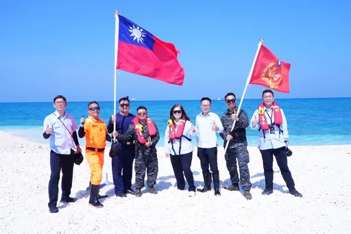 不甩越南抗議　管碧玲登中洲礁插旗：捍衛主權絕不退讓