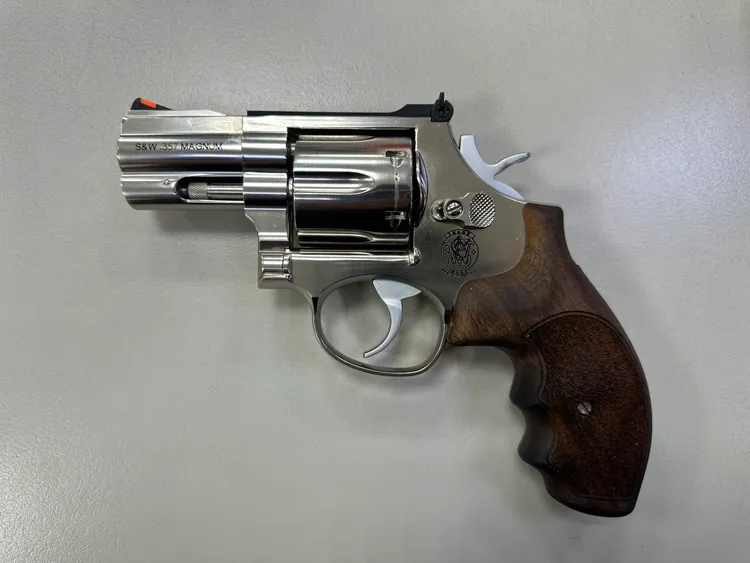 警方向上溯源，再查扣改造手槍。翻攝畫面