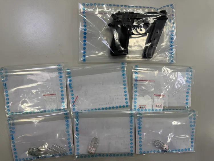 車上搜出安非他命與俗稱「喪屍毒品」的依托咪酯毒粉。翻攝畫面