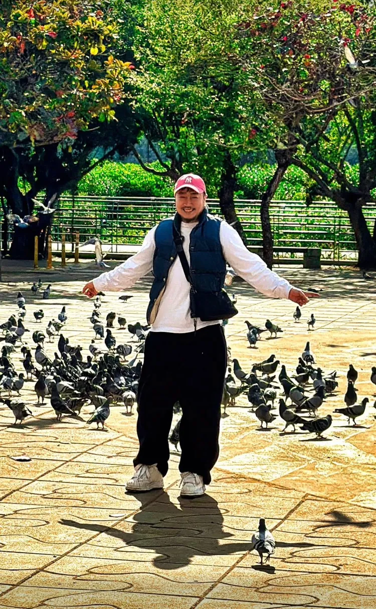 小蟲過著逍遙自在的生活。本人提供