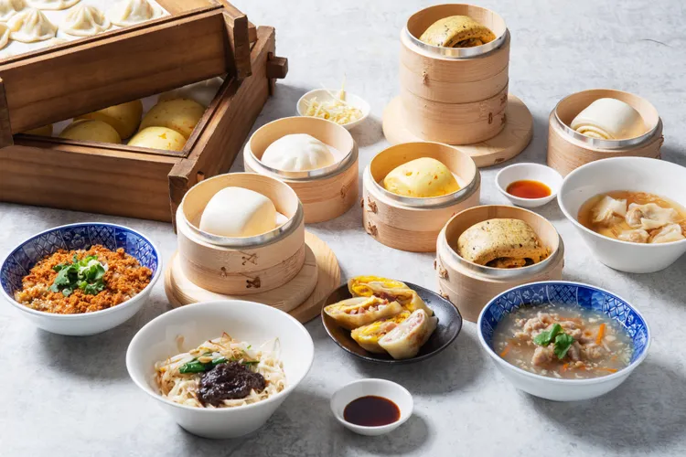 「宜蘭在地早餐」餐檯網羅利隆包子、阿娘給蒜味肉羹及三源行魚鬆等經典名店，讓旅人在飯店一次品嚐蘭陽的早餐美味。礁溪寒沐酒店提供