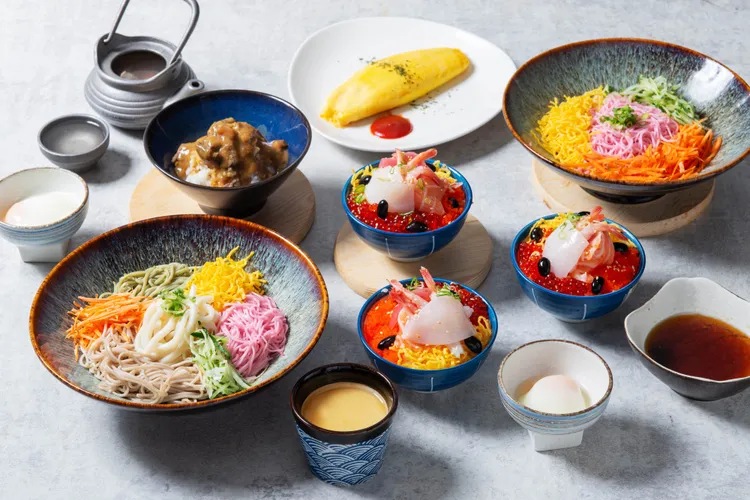 「日式溫泉飯店早餐」系列引進日系奢華食感，包含新鮮滿足的勝手丼與濃郁醇厚的和牛咖哩，打造極致的日式風味。礁溪寒沐酒店提供