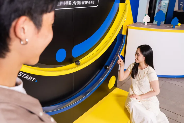 透過節能滾動、長效磨耗與濕地煞車等互動關卡設計，參與者可在操作體驗中直觀感受不同輪胎於各項性能上的差異。業者提供