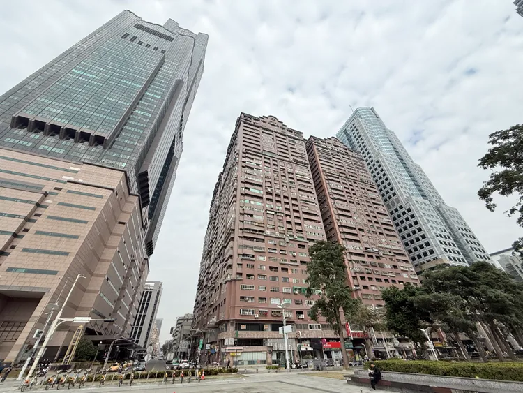 高雄85大樓雖屬地標且位於亞洲新灣區核心，但建物本身商場空間多閒置，未來海霸王飯店進駐，推估可帶動繁榮。葉家銘攝