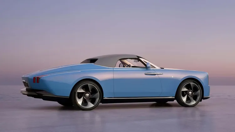 外觀融合Art Deco與遊艇設計元素，車尾採用誇張尾翼與魚雷式輪廓，展現極高辨識度。原廠照片