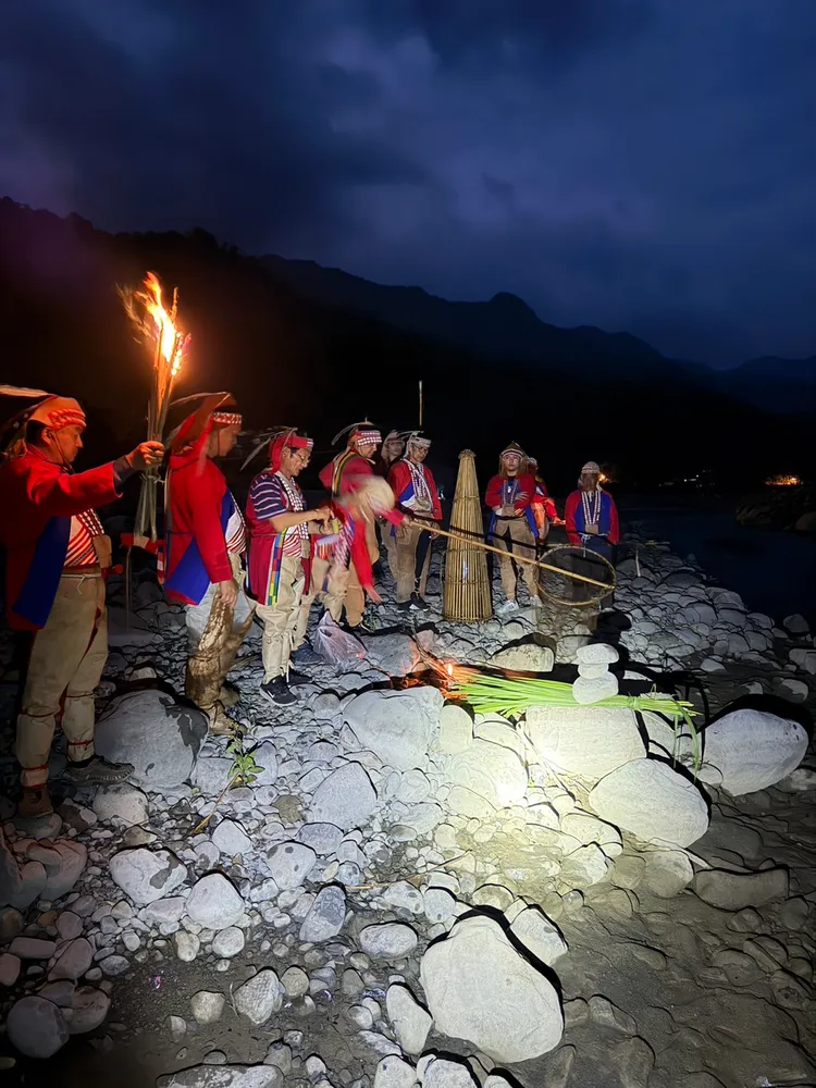 卡那卡那富族河祭4日清晨4時在那瑪夏區依循古禮舉行。翻攝畫面