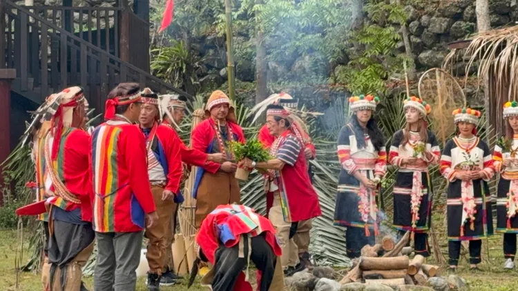 卡那卡那富族河祭4日在那瑪夏區依循古禮舉行。翻攝畫面