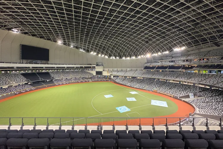 VIP席位於可俯瞰全場賽況的3樓三壘側，配置沙發座椅與活動桌面，並有專屬出入通道。業者提供