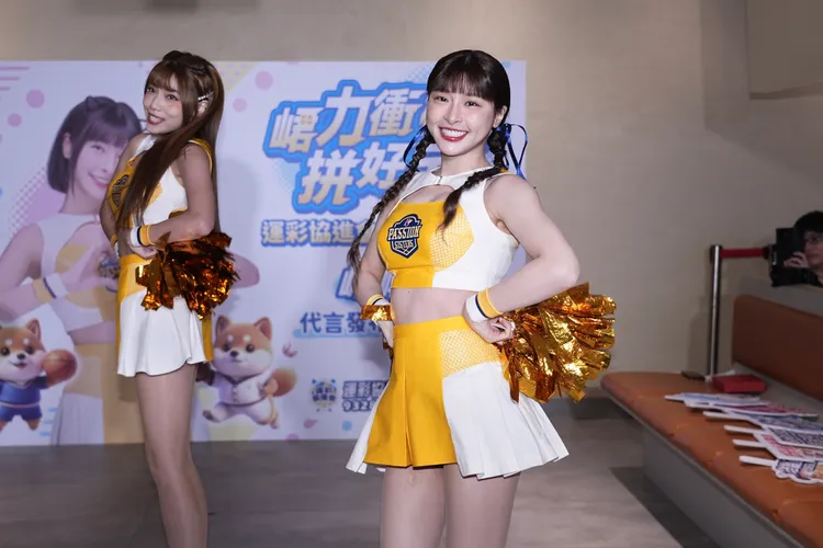 峮峮（右）。資料照片