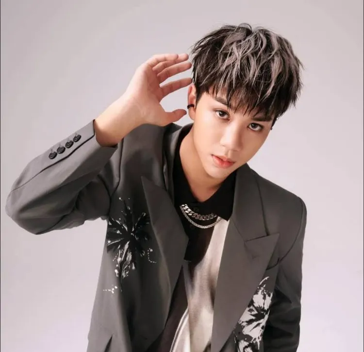 李秉諭是男團AcQUA源少年成員。翻攝李秉諭臉書