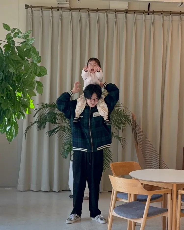 朴有煥分享抱著女兒的照片。翻攝朴有煥IG