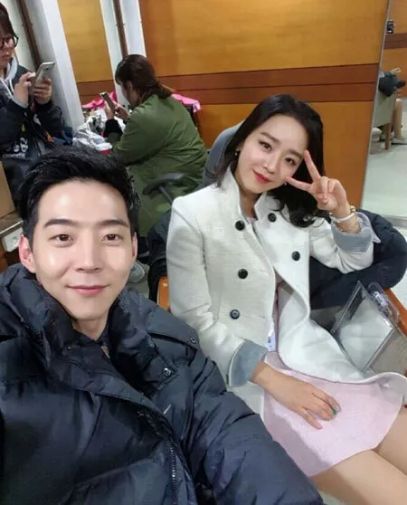 朴有煥（左）曾演出《她很漂亮》，搭檔申惠善。翻攝朴有煥IG