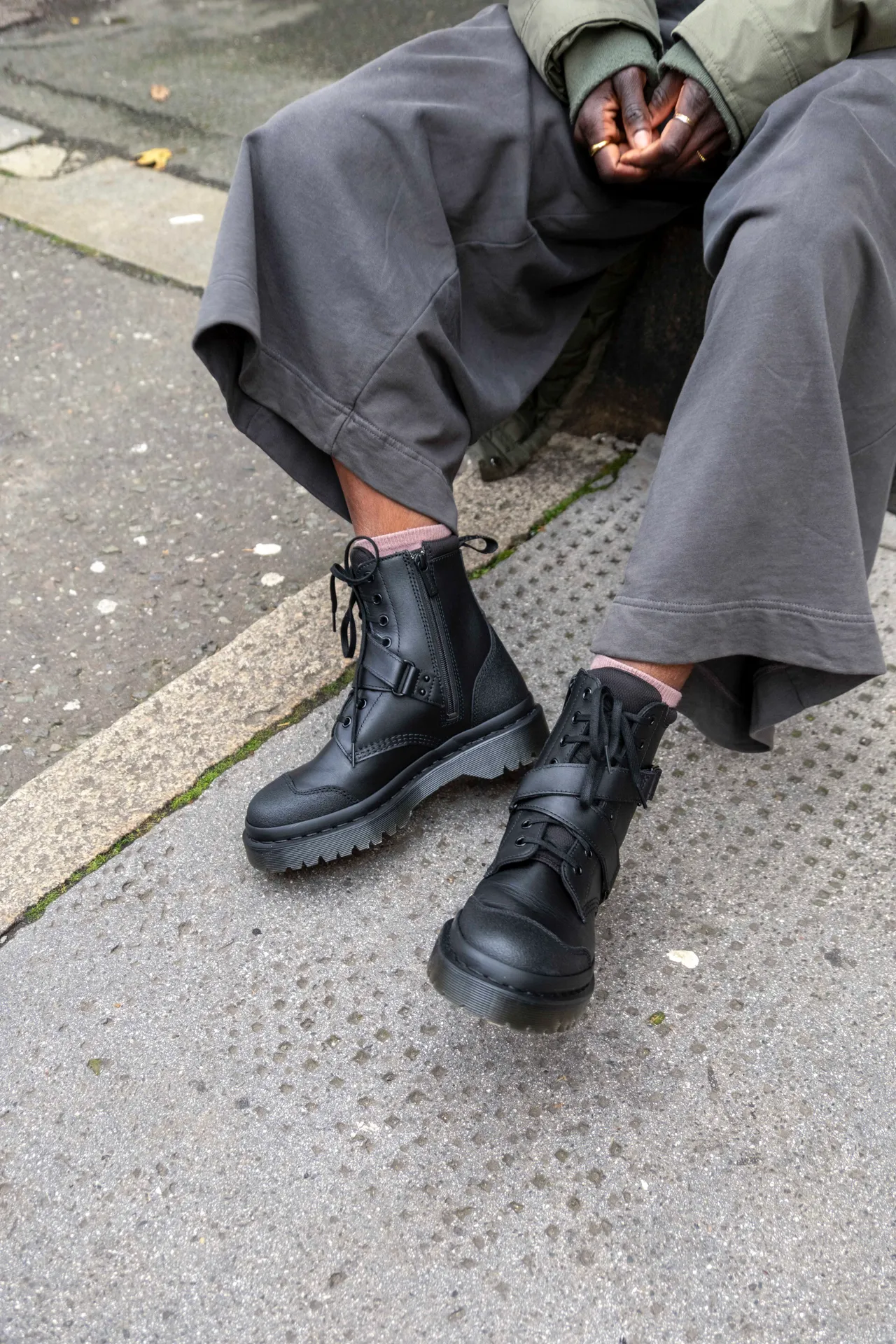 經典的1460八孔靴也在特賣行列之中。品牌提供