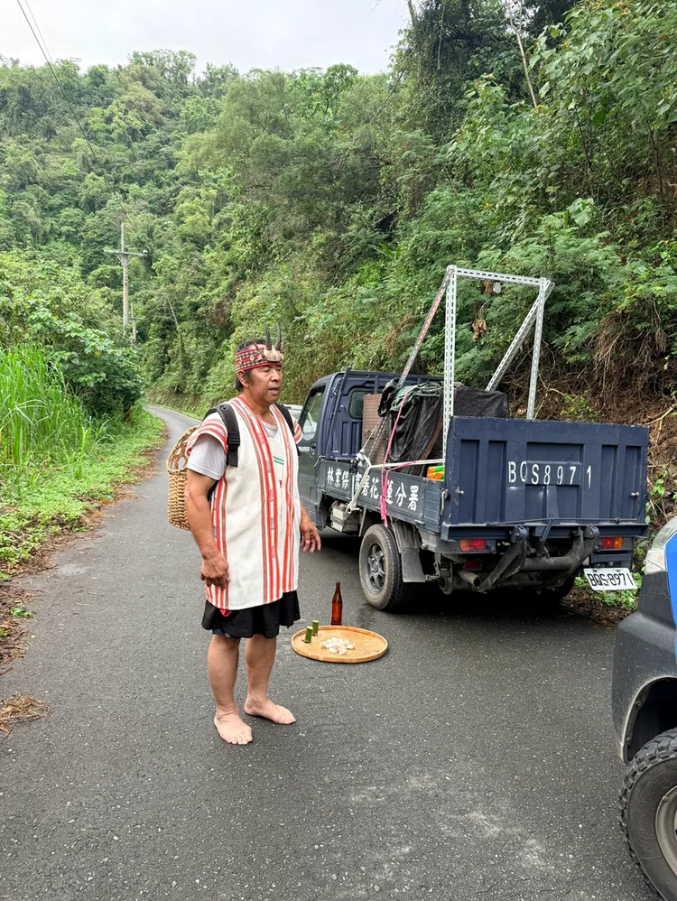卓溪鄉田清興總頭目為太平母女熊進行祈福儀式。林保署花蓮分署提供