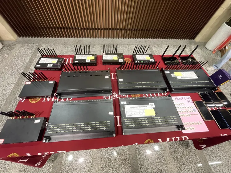 檢調破獲詐團機房並查獲以多次少量進口「貓池」詐騙工具手法。翻攝畫面
