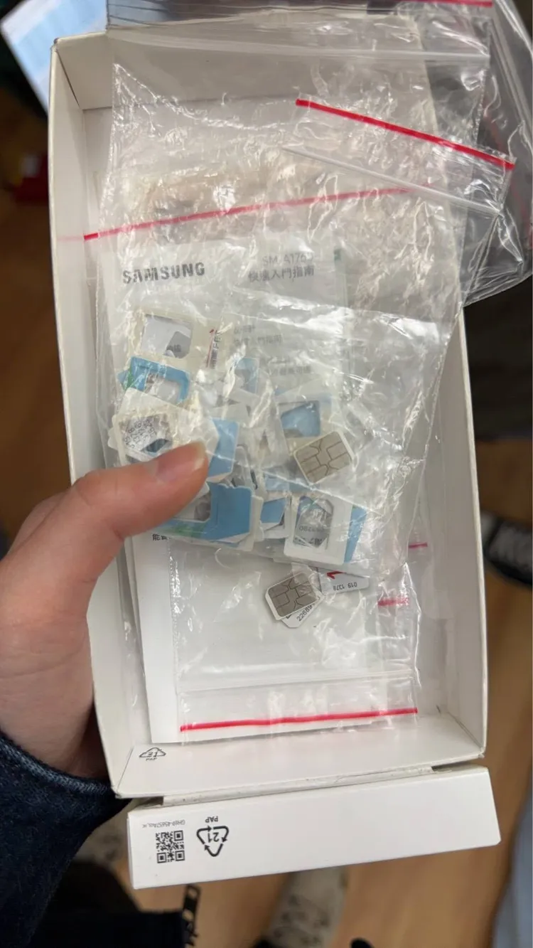 檢調查獲的詐騙工具。翻攝畫面