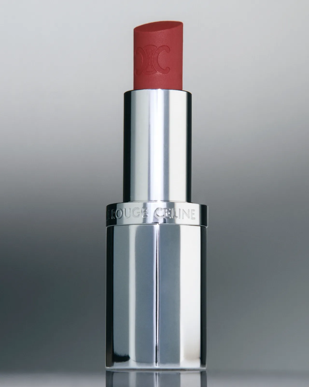 全新LE ROUGE CELINE霧光潤唇膏。品牌提供