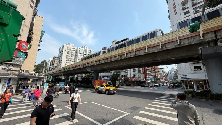 捷運沿線房產因「軌道經濟」，具備強大保值與抗跌性。