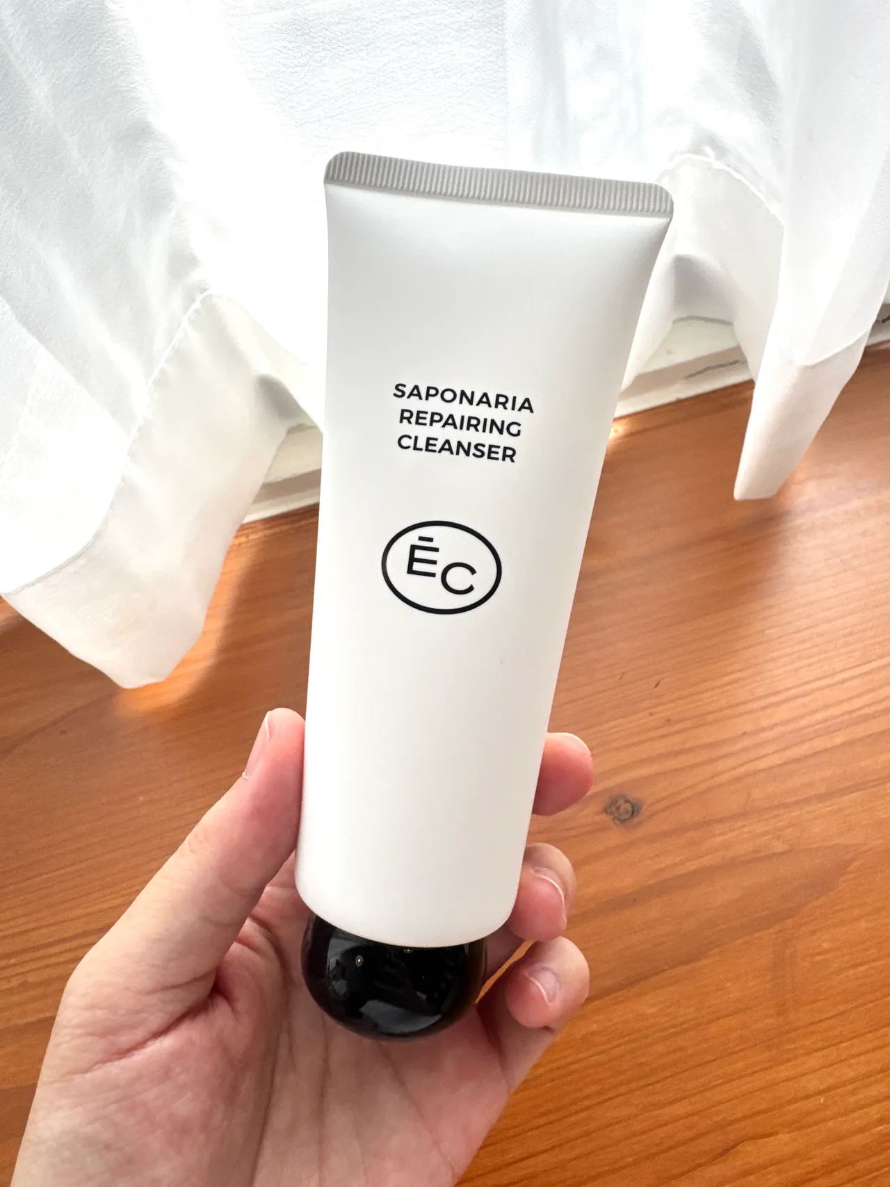 ESSENCARE冰河花極致修護潔顏乳，100ml／850元。張家玲攝