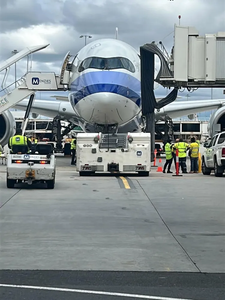 由網路流出畫面可見，該航班左側機門受損變形，連接空橋也出現大幅彎曲。翻攝自臉書FL360aero