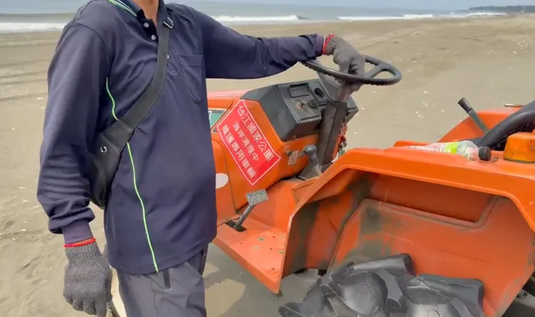 外包的淨灘人員表示，這邊來的多是釣客，日間並未發現可疑人士盡出。民眾提供