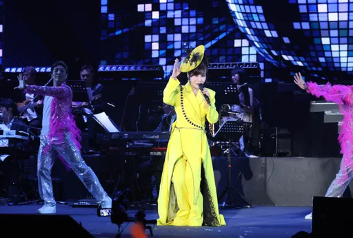 龍千玉拼了！扛30公斤唱歌　才唱２首歌就鞠躬道歉