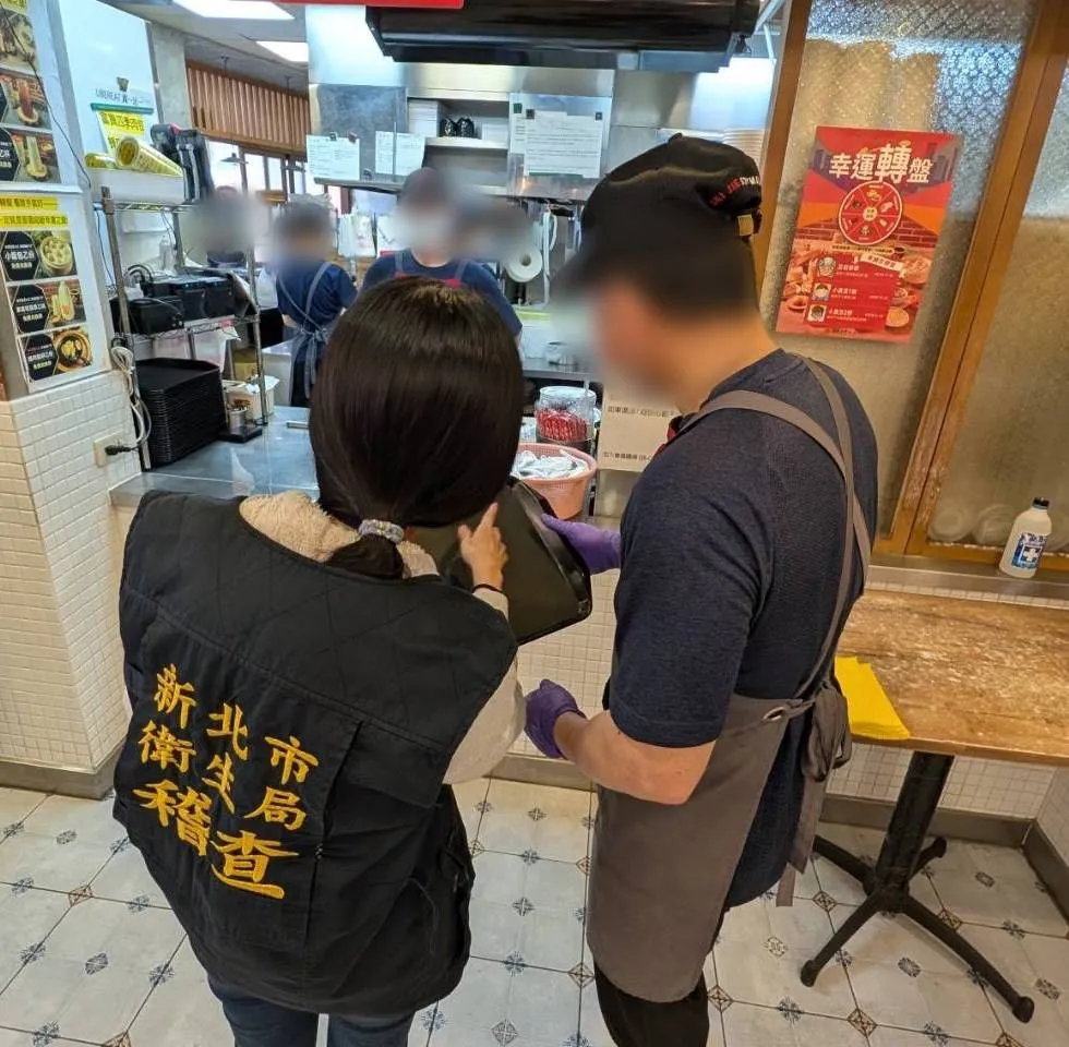 獨家｜世界永和豆漿大王驚爆餐盤蛆蠕　衛生局抓「2缺失限改」恐罰2億