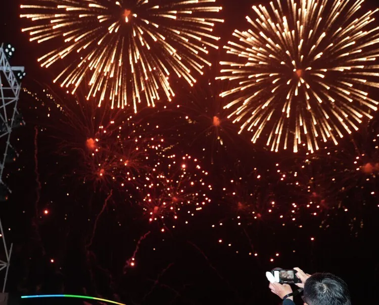 澎湖花火節今年邁入第24年，全島共將施放33場次，還有無人機展演。澎湖縣政府提供