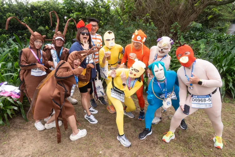 新北市鐵道馬拉松接力賽變裝組裝扮吸睛奪目。觀光局提供