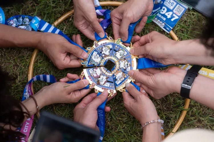 11週年鐵道馬完賽獎牌首度升級「滑軌設計」，獎牌上的七神IP角色可來回滑動，動感十足。觀光局提供