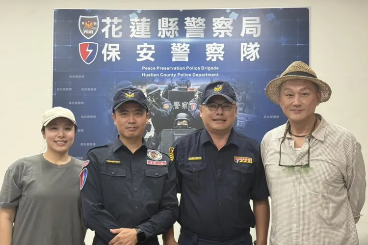 何篤霖（右）感謝花蓮保安大隊第一時間搶救。何篤霖提供