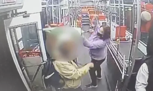 公車搶位衝突！老翁推人奪座　司機鎖門護女乘客報警