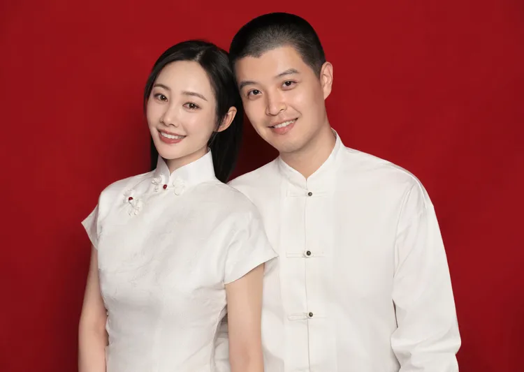 李純（左）和小她1歲馬頔去年官宣結婚。翻攝李純微博