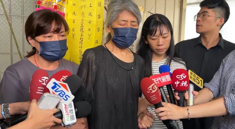 鄭女媽媽、男友媽媽受訪時仍難掩悲痛情緒，不敢相信緣分這麼短暫。讀者提供