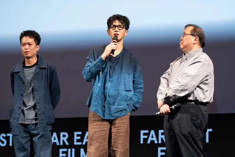 《我未許願先吹蠟燭》男主角柯震東（中）、導演周鉅宏（左）、監製唐在揚於義大利遠東國際影展。FEFF28提供／官方攝影Alice_Durigatto