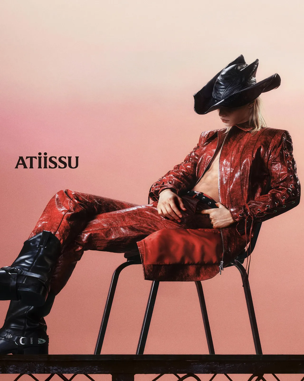 變身西部牛仔的Felix大膽解放冰塊腹肌。品牌提供