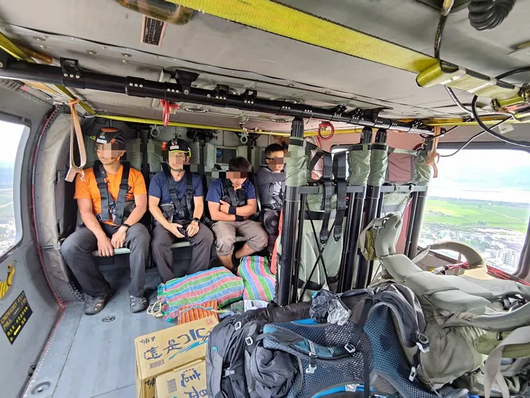 四名同行隊員也被載運下山。花蓮空勤隊提供