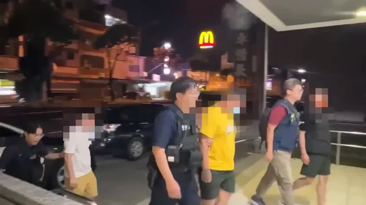 警方逮捕4人依妨害秩序及毀損罪嫌，函請屏東地方檢察署偵辦。翻攝畫面