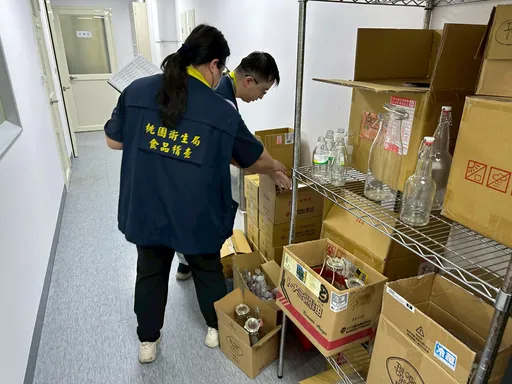 金蘭第四代鍾淳仁涉食安案　康普茶竄改效期、摻過期料！扣300餘公斤成品4人交保